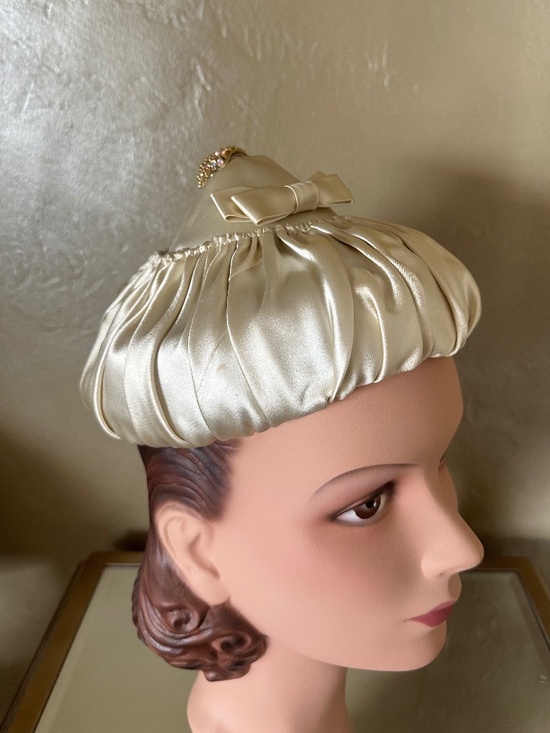 STYLISH 1950s\' IVORY GATHERED SATIN COCKTAIL HAT + BOW + RHINESTONE TRIM main image 9